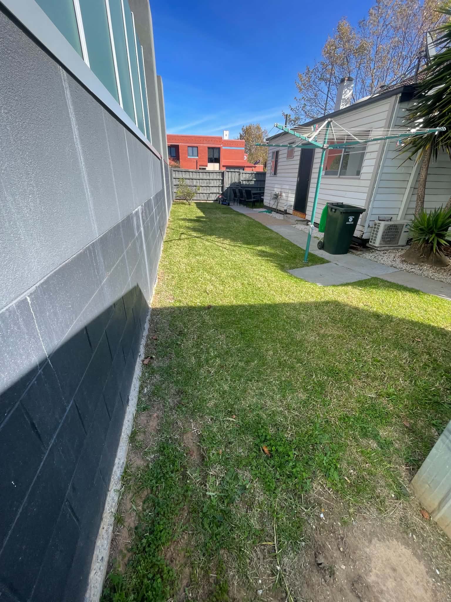 Freshly mown side lawn between two Bendigo homes